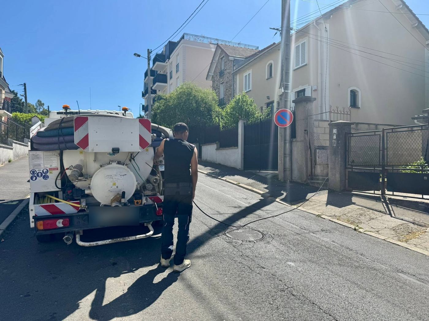 Camion hydrocureur des Ets TORTOSA pendant un curage de canalisation