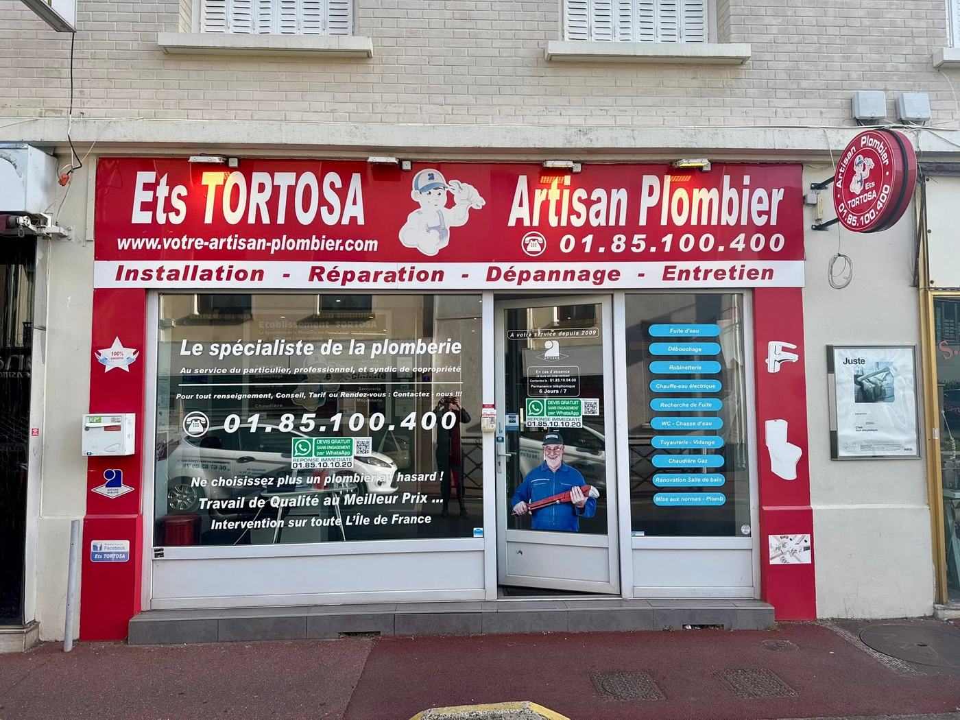 La devanture rouge des Ets TORTOSA, artisan plombier, au 4 avenue Jean Jaurès à Gagny