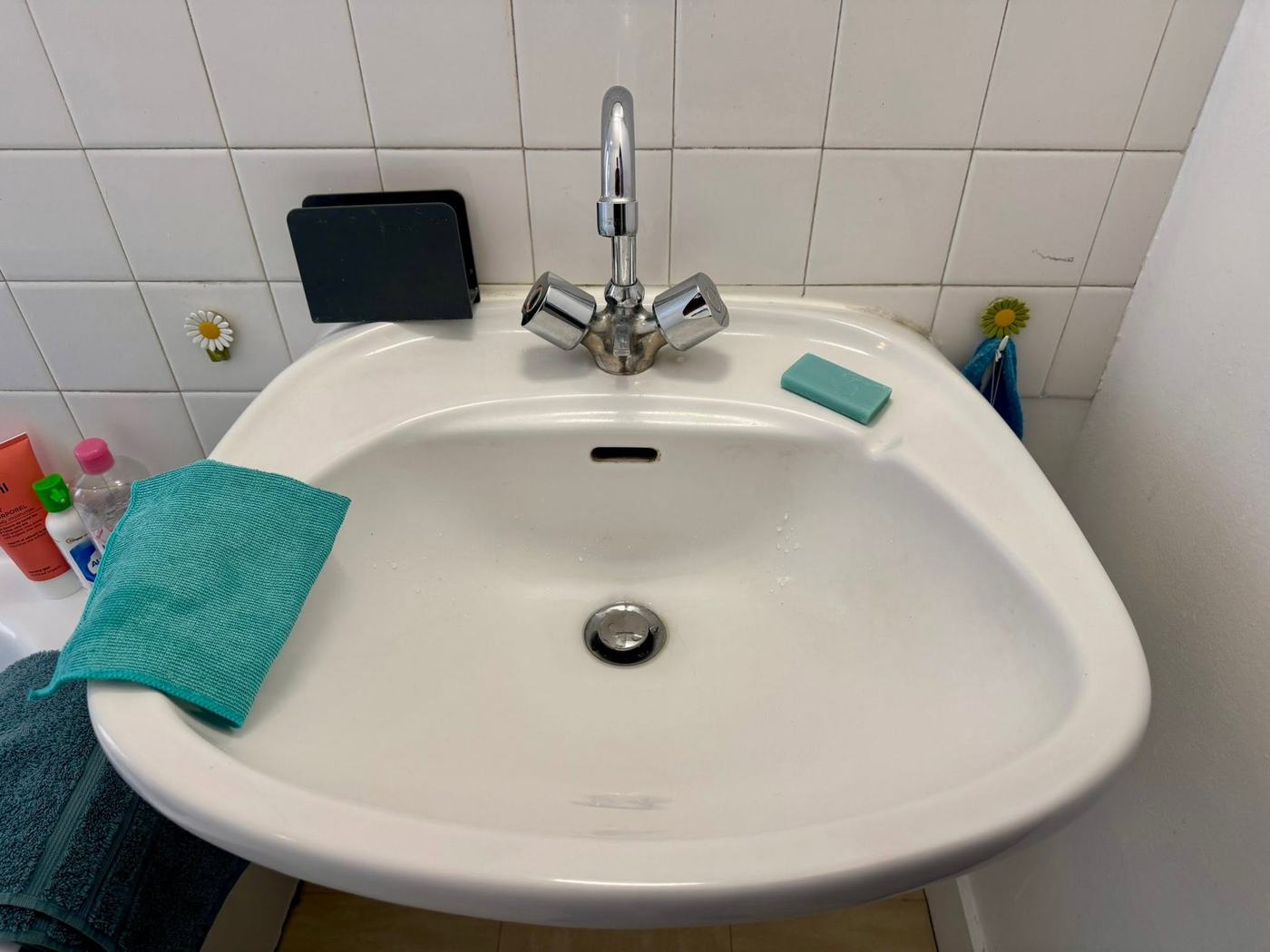 Lavabo avec ancien robinet mélangeur