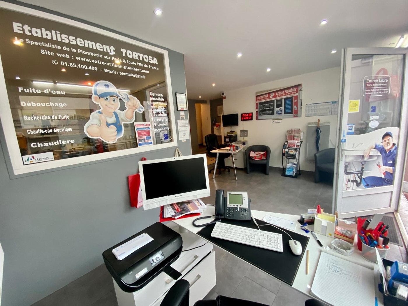 L'accueil de la boutique Ets TORTOSA à Gagny, comptoir et bureau