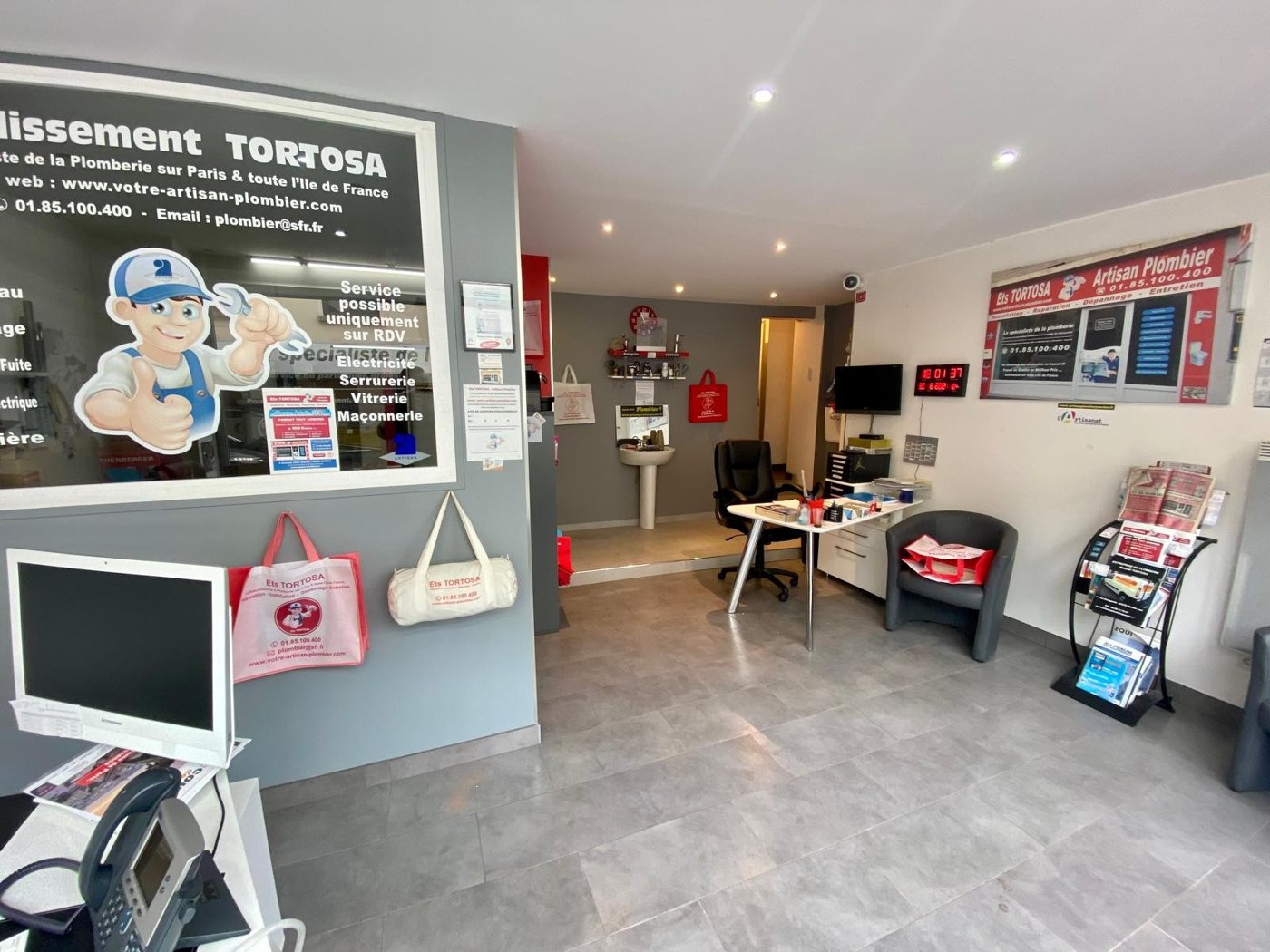Intérieur de la boutique Ets TORTOSA : salle d'attente et vitrine