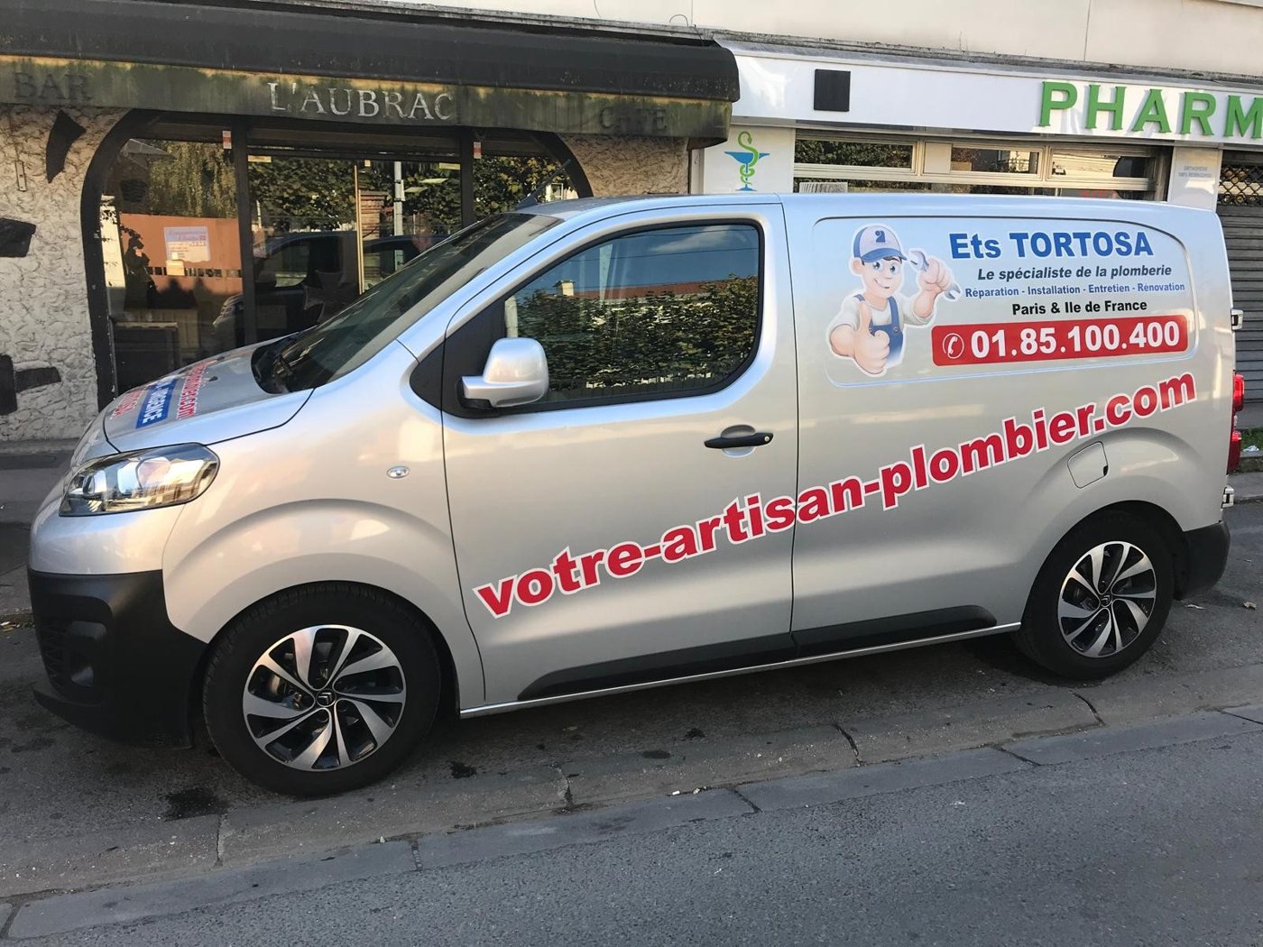 Camion des Ets TORTOSA garé devant la pharmacie à Gagny