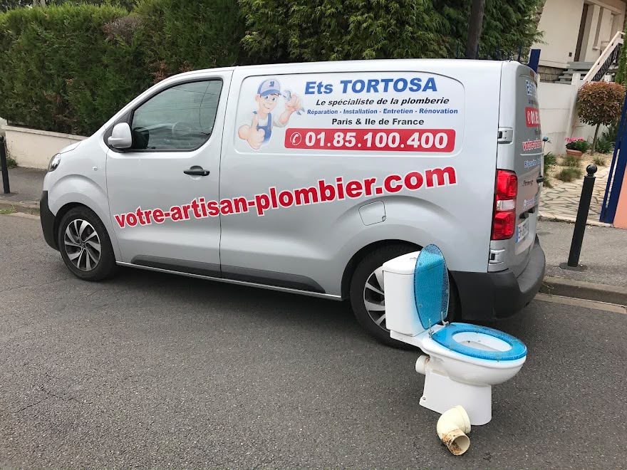 Camion Ets TORTOSA devant une maison, avec l'ancienne cuvette de WC déposée
