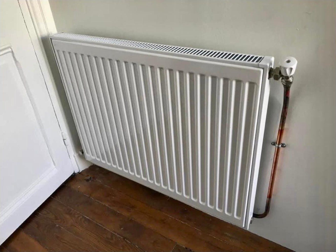 Radiateur eau chaude neuf raccordé en cuivre