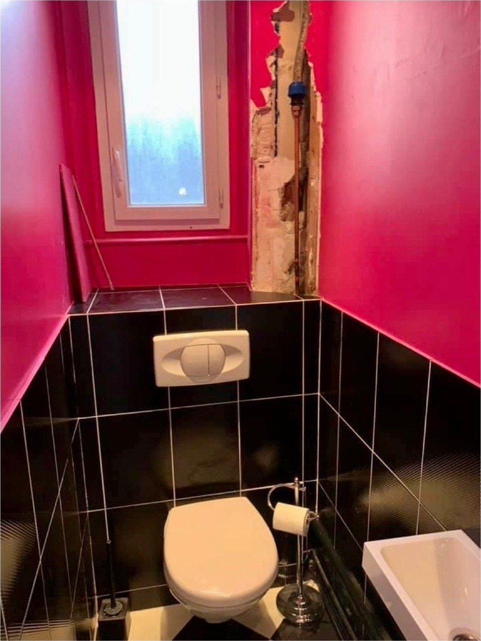 WC suspendu après une recherche de fuite encastrée