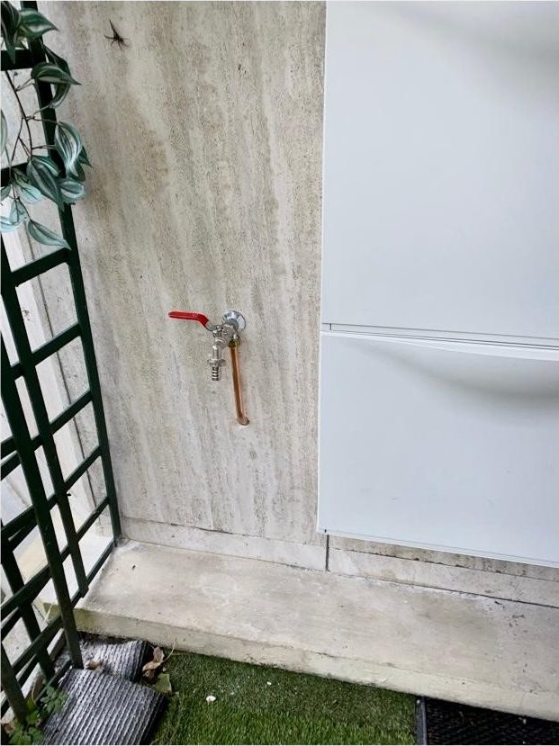 Robinet extérieur neuf posé sur le mur