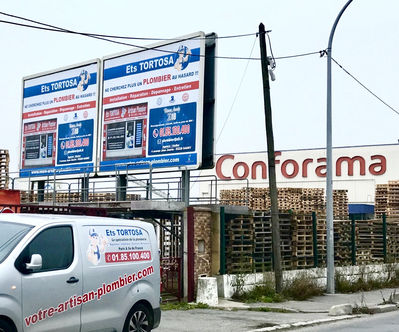 Deux panneaux 4x3 des Ets TORTOSA et un camion de l'entreprise à Gagny