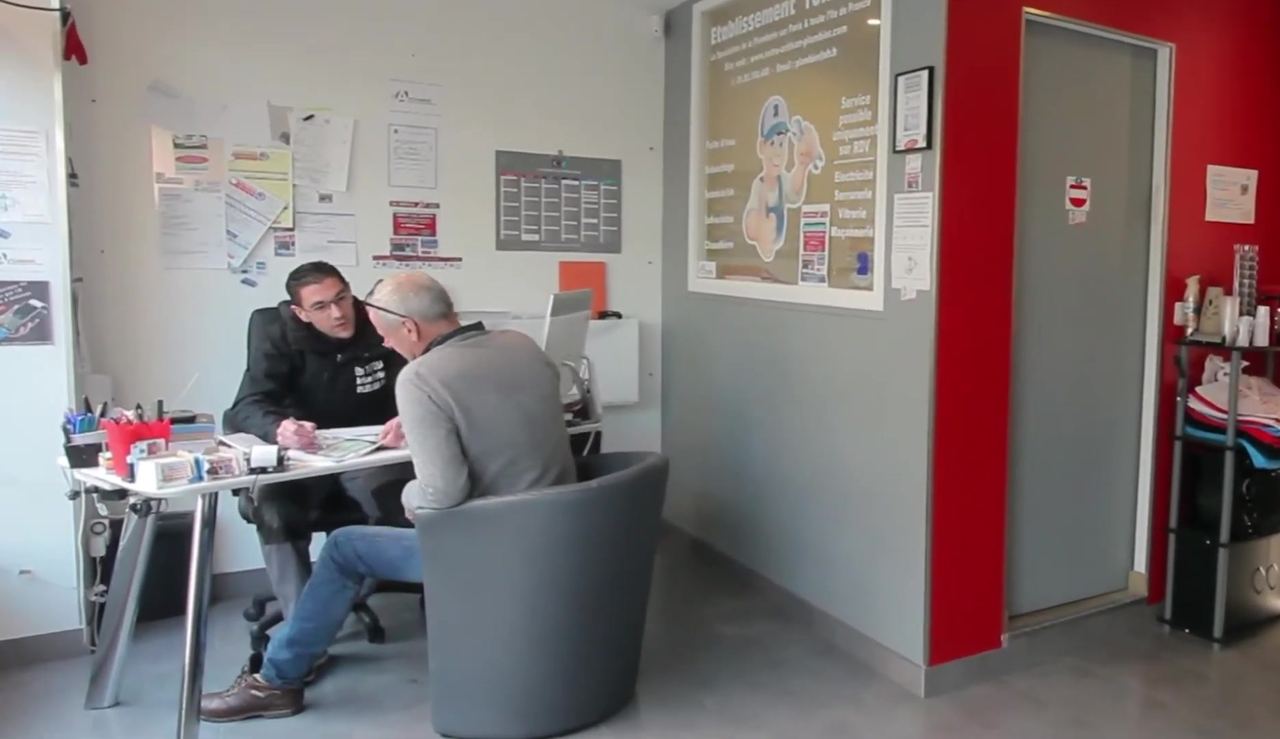 Un client reçu au bureau de la boutique Ets TORTOSA à Gagny