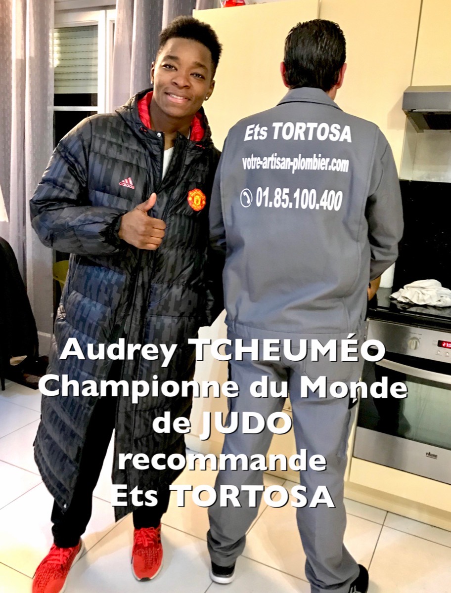 Audrey Tcheuméo, championne du monde de judo, aux côtés d'un plombier des Ets TORTOSA